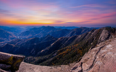 Fototapeta premium Beautiful view of mountains and Moro Rock view of the Sequoia National Park. California