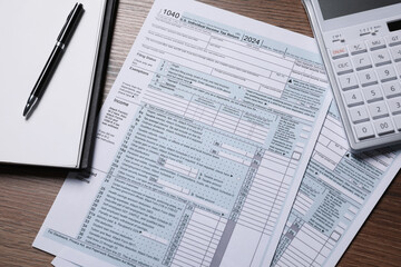 Obraz premium Payroll. Tax return forms, calculator, notebook and pen on wooden table, flat lay