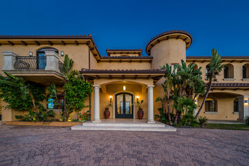 Fototapeta premium Exterior shot of a luxury home in Hidden Hills, California.