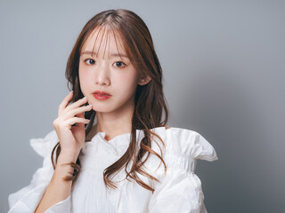 女性のファッションポートレート　美容　スキンケア　コスメ