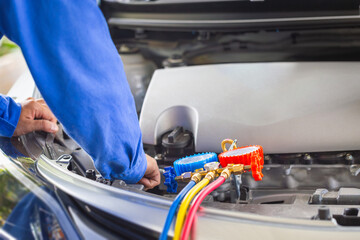 Technician check car air conditioning system refrigerant recharge, Car Air Conditioning Repair