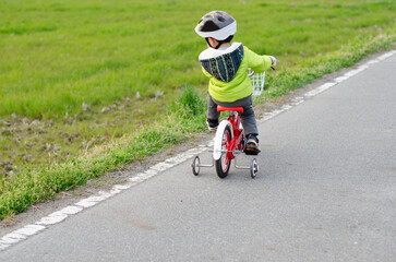 自転車に乗る子供