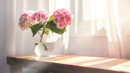 紫陽花が入った花瓶の置かれたテーブル