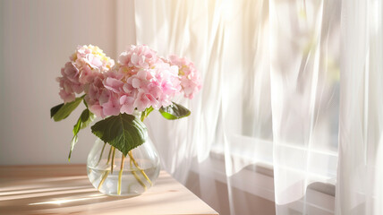 紫陽花が入った花瓶の置かれたテーブル