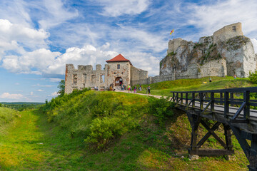 Piękne chmury na błękitnym niebie nad ruinami średniowiecznego zamku na skale © piotr