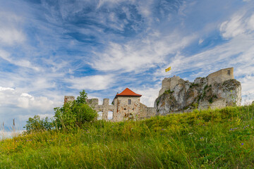 Chmury na błękitnym niebie nad średniowiecznym zamkiem na skale © piotr