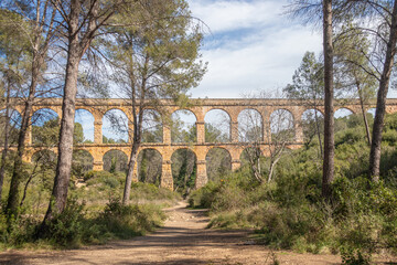 Fototapeta premium Tarragona - Acueducto de Ferreres o Puente del Diablo y entorno