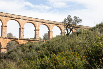 Fototapeta na wymiar Tarragona - Acueducto de Ferreres o Puente del Diablo y entorno