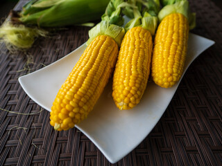 茹でたてのトウモロコシ