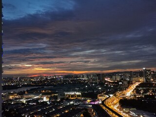 Naklejka premium Getting dark in the city
