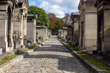 Fototapeta na wymiar old cemetery in the city
