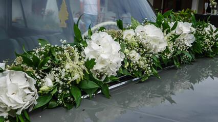Blumenschmuck am Hochzeitsauto