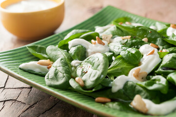 spinach salad with pine nuts