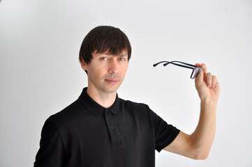 homem segurando oculos 