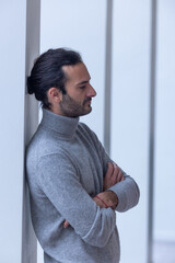 portrait d'un beau jeune homme de 35 ans souriant et pensif. C'est un employé qui pose dans les...