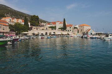 Fototapeta na wymiar Wakacyjny rejs po wodach Adriatyku, u wybrzeży słonecznej Chorwacji