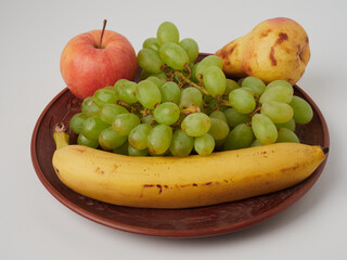 Различные разнообразные фрукты (виноград, яблоко, груша
