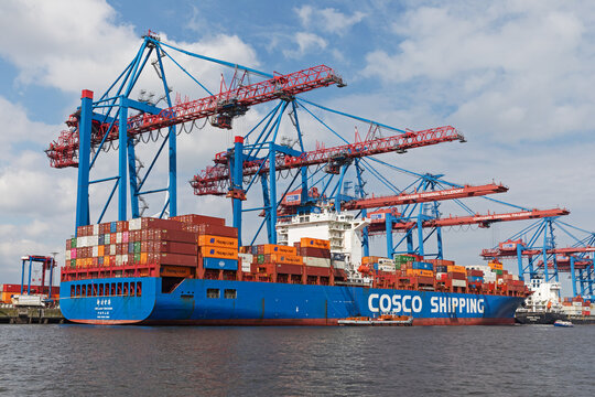 Das Containerschiff Xin Lian Yun Gang von COSCO Shipping am Containerterminal Tollerort im Hamburger Hafen.  Hamburg, Deutschland am 03. Mai 2024.