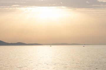 Obraz premium Wakacyjny zachód słońca nad Adriatykiem w Chorwacji