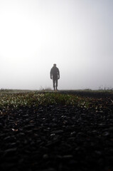 homme solitaire dans une brume épaisse