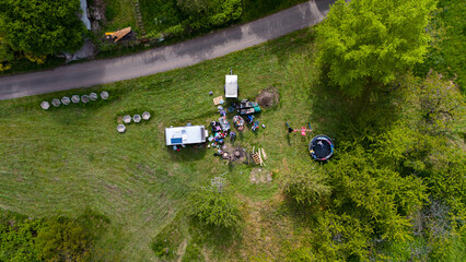 Grillen im garten neben einem wohnwagen im sommer an einem sch&ouml;nen tag mit der dji air drei fotografiert