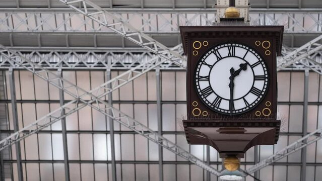Time-Lapse Of The Clock At Glasgow Station Clock As It Turns From 12pm to 3PM