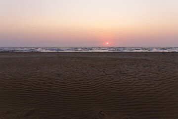 Naklejka premium Beautiful sunrise over the sea.