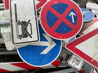 Konglomerat unterschiedlicher Verkehrsschilder am Boden liegend in einer Baustelle in Deutschland 