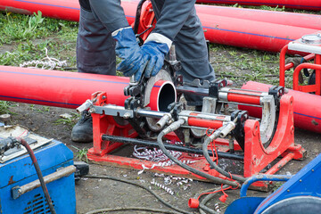  Carrying out butt welding of polyethylene pipes in the field.