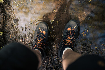 Wandern im Wald, Wasserdichte Schuhe, Spielen im Matsch