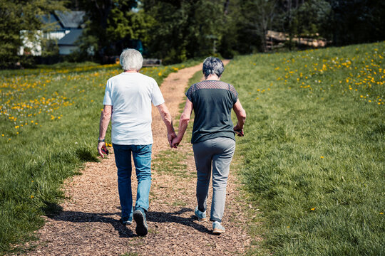 Spaziergang im Freien, Sonntags Spaziergang, Wandern im Gr&uuml;nen, Aktiv im Alter