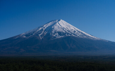 Fototapeta premium A cloudless sky stretching for miles, alongside the majestic Mount Fuji, a landmark of Japan.