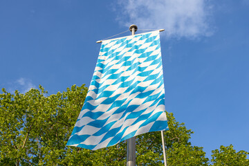 Rautenflagge Bayern an einem Fahnenmast