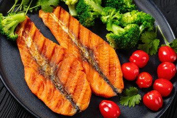 grilled salmon steaks with broccoli and tomatoes