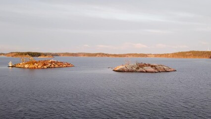 Der Schärengarten, die idyllische Inselgruppe vor Stockholm in Schweden mit Bebauung und toller Natur im Abendlicht, Ostsee