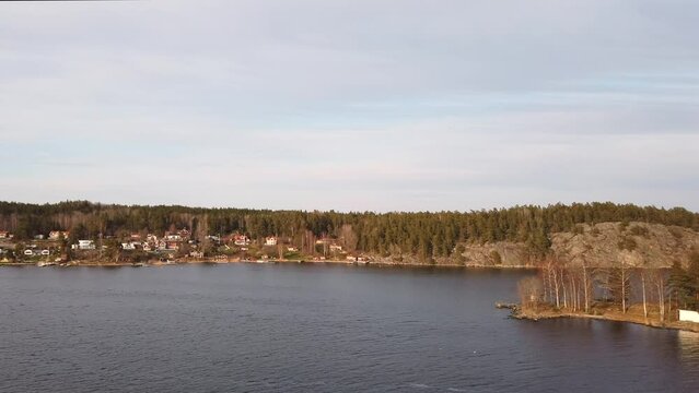 Der Sch&auml;rengarten, die idyllische Inselgruppe vor Stockholm in Schweden mit Bebauung und toller Natur im Abendlicht, Ostsee