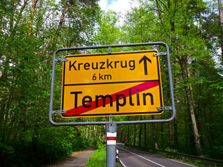 Ortsausgangschild mit der Aufschrift - Templin - Kreuzkrug 6 km