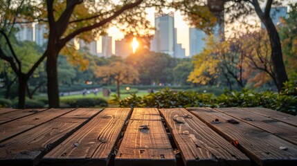Obraz premium Sunset Over City Park: Wooden Table with Urban Skyline in the Background