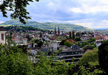 Blick auf Freiburg-Wiehre im Frühling