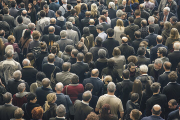 Obraz premium Crowd of anonymous people at a trade fair 