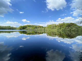 Naklejka premium A view of Blakemere Lake near Ellesmere on a sunny day