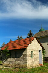 Obraz premium A brick building with a green roof