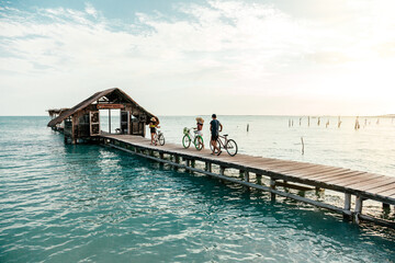 Muelle con hermoso mar y sobre el niños con bicicletas