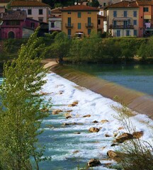 Fiume Serchio con una cascata a Lucca, Toscana, italia	