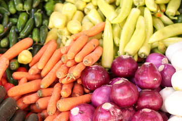 Mercado latino consumo de verduras variadas y frescas