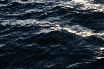 Tiefblaue Meeroberfläche in der spiegelnden Abendsonne