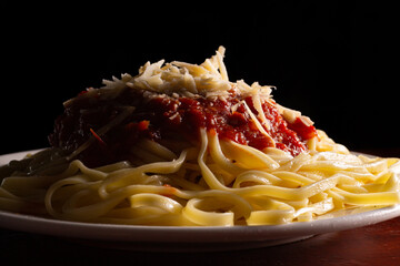 Comida de pizzería y roticería deliciosa y colorida: pizzas, empanadas, pollo al spiedo, canastitas, milanesa, tartas, papas fritas, carne, queso, lechuga, tomate, cebolla, verdeo, aceituna, huevo