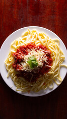 Comida de pizzería y roticería deliciosa y colorida: pizzas, empanadas, pollo al spiedo, canastitas, milanesa, tartas, papas fritas, carne, queso, lechuga, tomate, cebolla, verdeo, aceituna, huevo