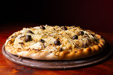 Comida de pizzería y roticería deliciosa y colorida: pizzas, empanadas, pollo al spiedo,...