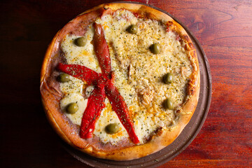 Comida de pizzería y roticería deliciosa y colorida: pizzas, empanadas, pollo al spiedo, canastitas, milanesa, tartas, papas fritas, carne, queso, lechuga, tomate, cebolla, verdeo, aceituna, huevo